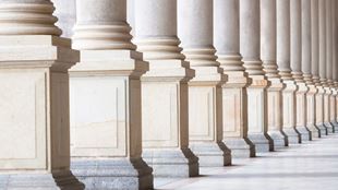 colonnes inférieures de bâtiment