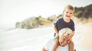 homme, porter, petit-enfant, épaules, plage