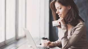 femme au portable avec sa carte de crédit