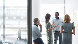 équipe discutant au bureau