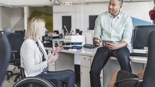 femmes en fauteuil roulant en milieu de travail