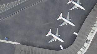 avions stationnés à l'aéroport