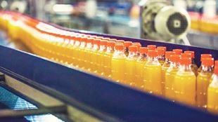 bouteilles de jus d'orange dans l'usine 