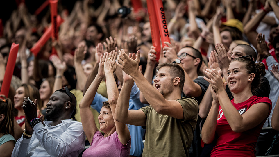 Spectateurs applaudissant depuis les estrades.