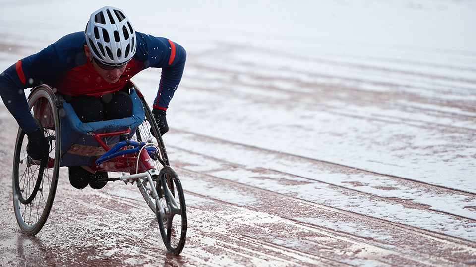 Coureur en fauteuil roulant.